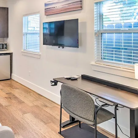 Central And Cozy Houston Studio - Pets Welcome!